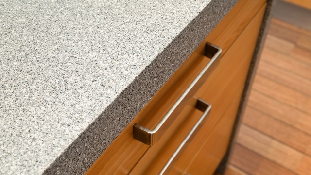 Lekker steinmønstret Corian-benkeplate. Corian er et komposittmateriale som er svært motstandsdyktig mot flekker og hemmende på bakterievekst. Et godt valg for et funksjonelt arbeidskjøkken.