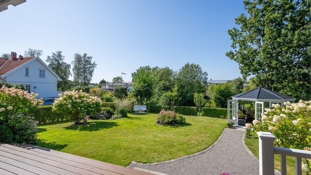 Eiendommen ligger usjenert til i enden av en blindvei, omgitt av frodig natur, flotte uteplasser og nydelig hage med lysthus.