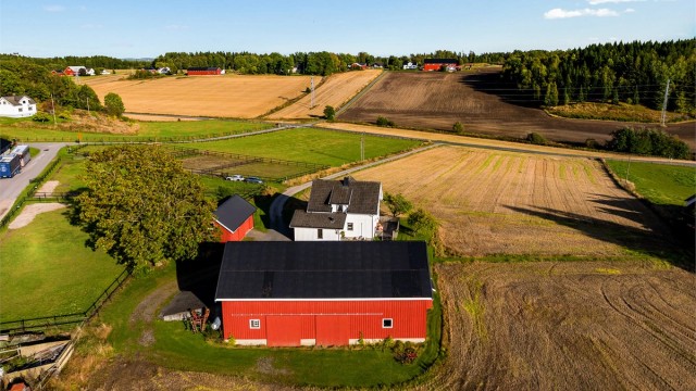 Eiendommen ligger meget solrikt til - så her kan du virkelig nyte sommeren.