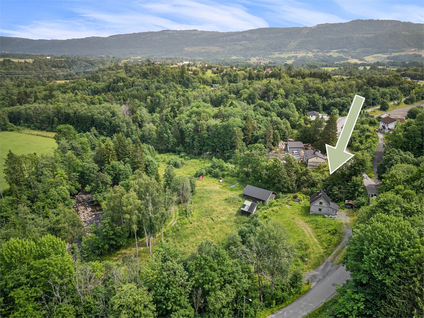 Iht. Gårdskart hentet fra NIBIO består eiendommene bl.a. av 4,5 mål fulldyrka jord, 6,3 mål produktiv skog og 4,7 mål bebygd, samf., vann, bre.