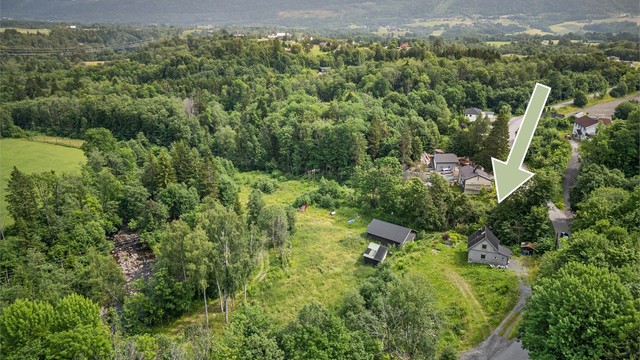 Iht. Gårdskart hentet fra NIBIO består eiendommene bl.a. av 4,5 mål fulldyrka jord, 6,3 mål produktiv skog og 4,7 mål bebygd, samf., vann, bre.