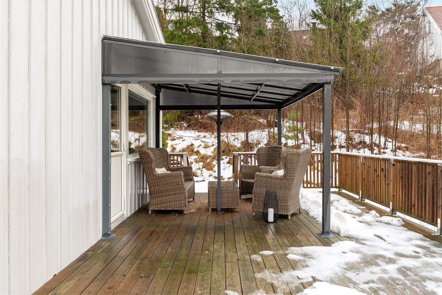 Terrassen ble oppført på nytt i 2020 og samtidig utstyrt med overbygg som utvider bruksmulighetene. Utvidelsen er imidlertid ikke omsøkt eller godkjent.