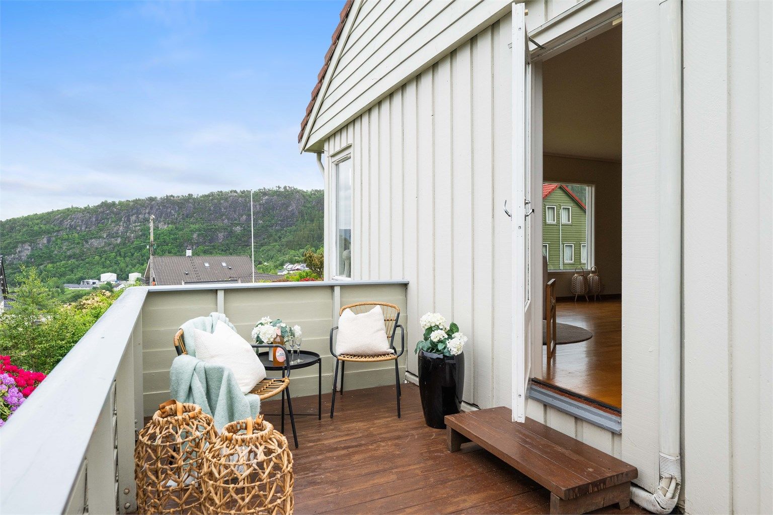 Solrik liten terrasse med utgang fra stuen