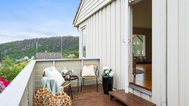 Solrik liten terrasse med utgang fra stuen