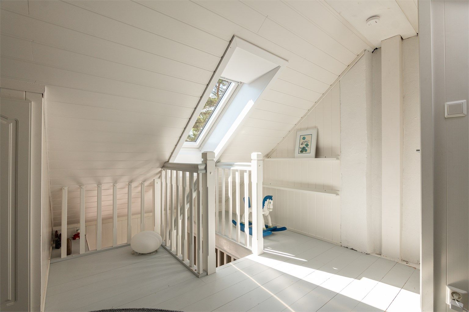 Takvinduet gir overlys til både trappen og peisstuen under.