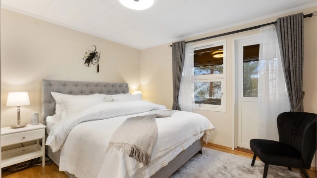 I boligens andre underetasje finner dere to gode soverom, begge med gode bruks- og møbleringsmuligheter.