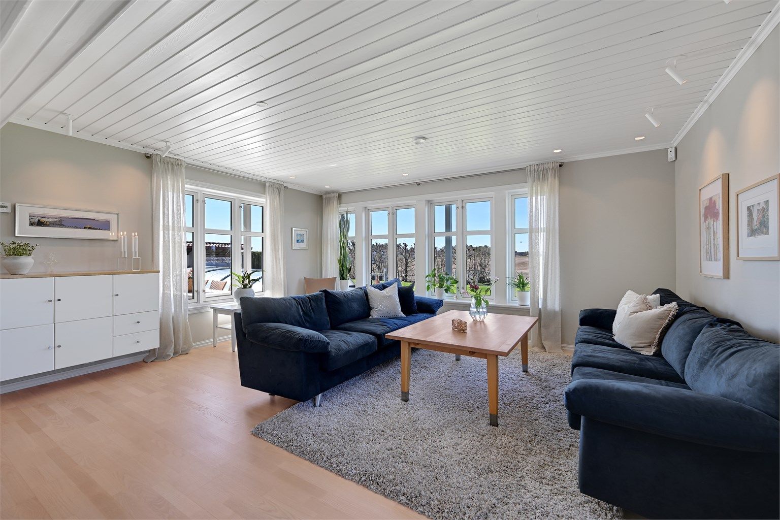 Store vinduer gir rikelig med lys og utsikt mot hagen og de omkringliggende jordene.