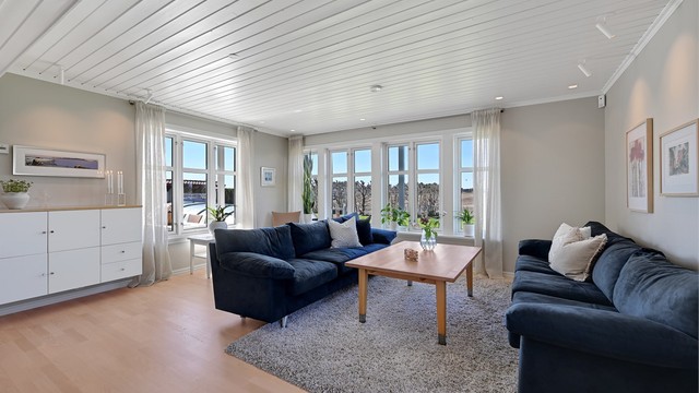 Store vinduer gir rikelig med lys og utsikt mot hagen og de omkringliggende jordene.