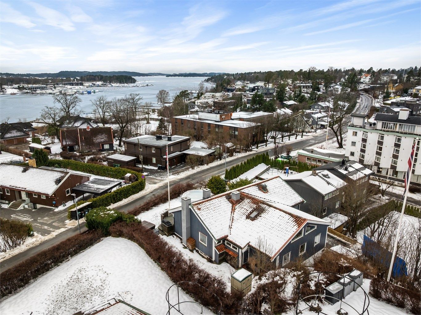 Området er preget av villabebyggelse og en umiddelbar nærhet til sjøen, som ligger kun et par minutters gange unna