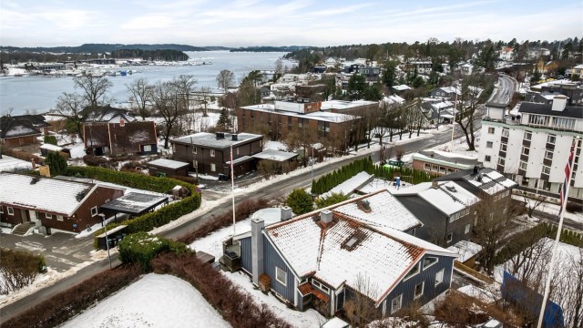 Området er preget av villabebyggelse og en umiddelbar nærhet til sjøen, som ligger kun et par minutters gange unna