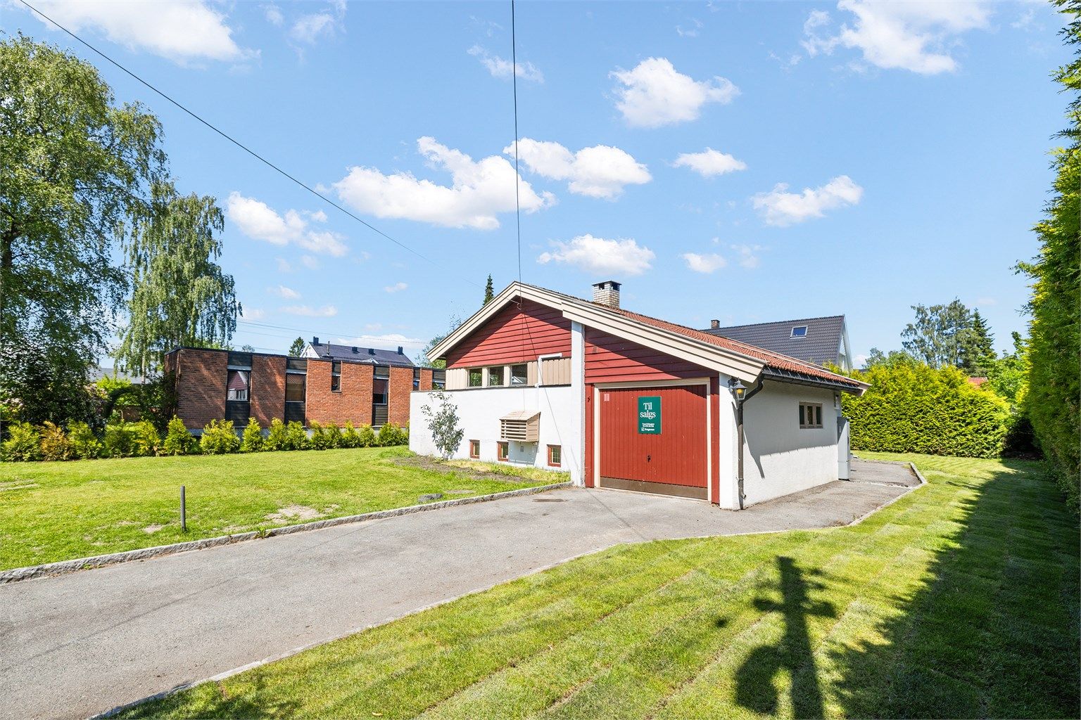 Frittliggende enebolig med garasje.