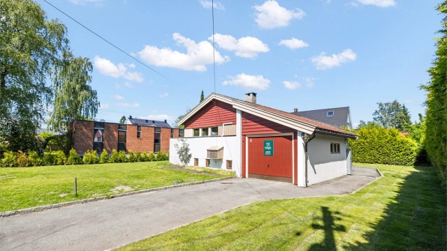 Frittliggende enebolig med garasje.