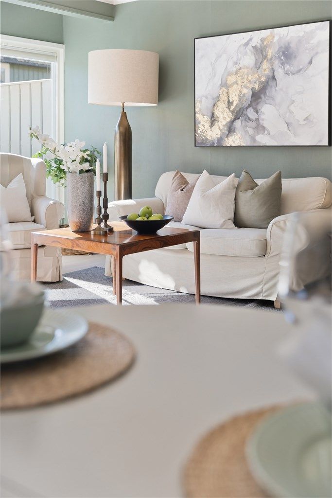 Fra spiseplassen har man full oversikt over stuen.