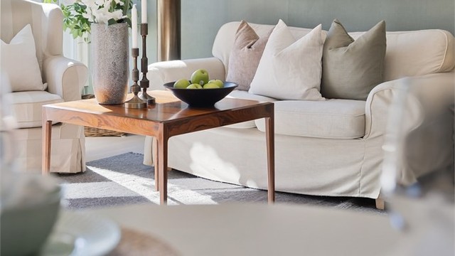 Fra spiseplassen har man full oversikt over stuen.