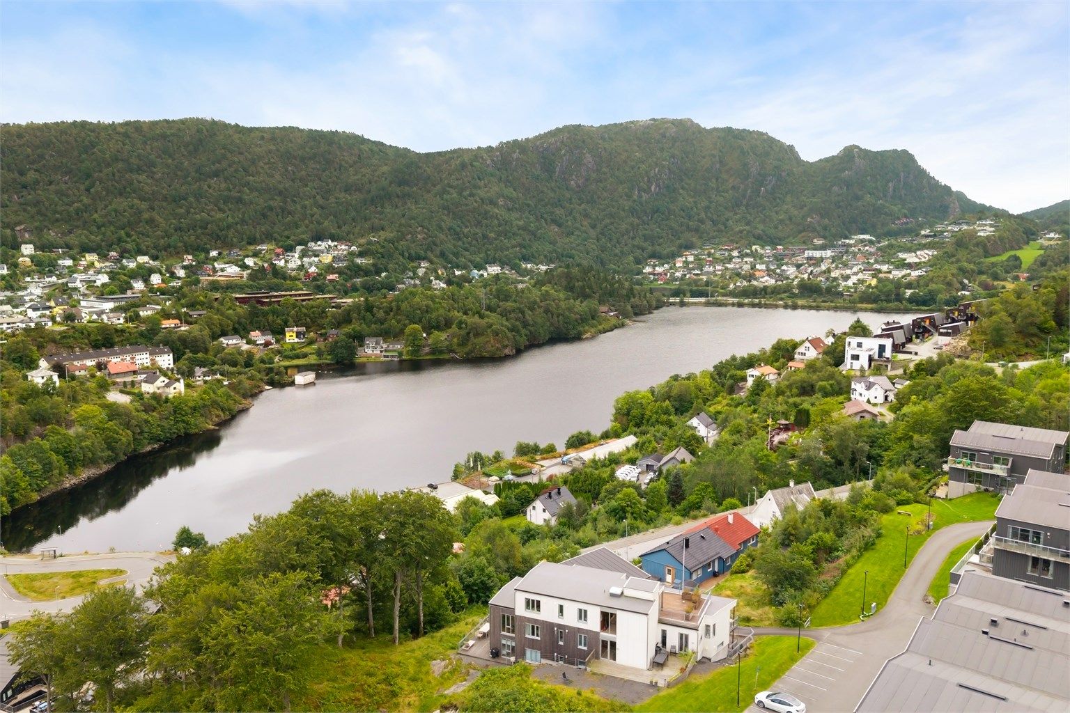 - Fra boligen har du flott utsikt utover Gravdalsvatnet - 