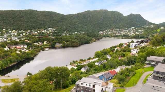 - Fra boligen har du flott utsikt utover Gravdalsvatnet -