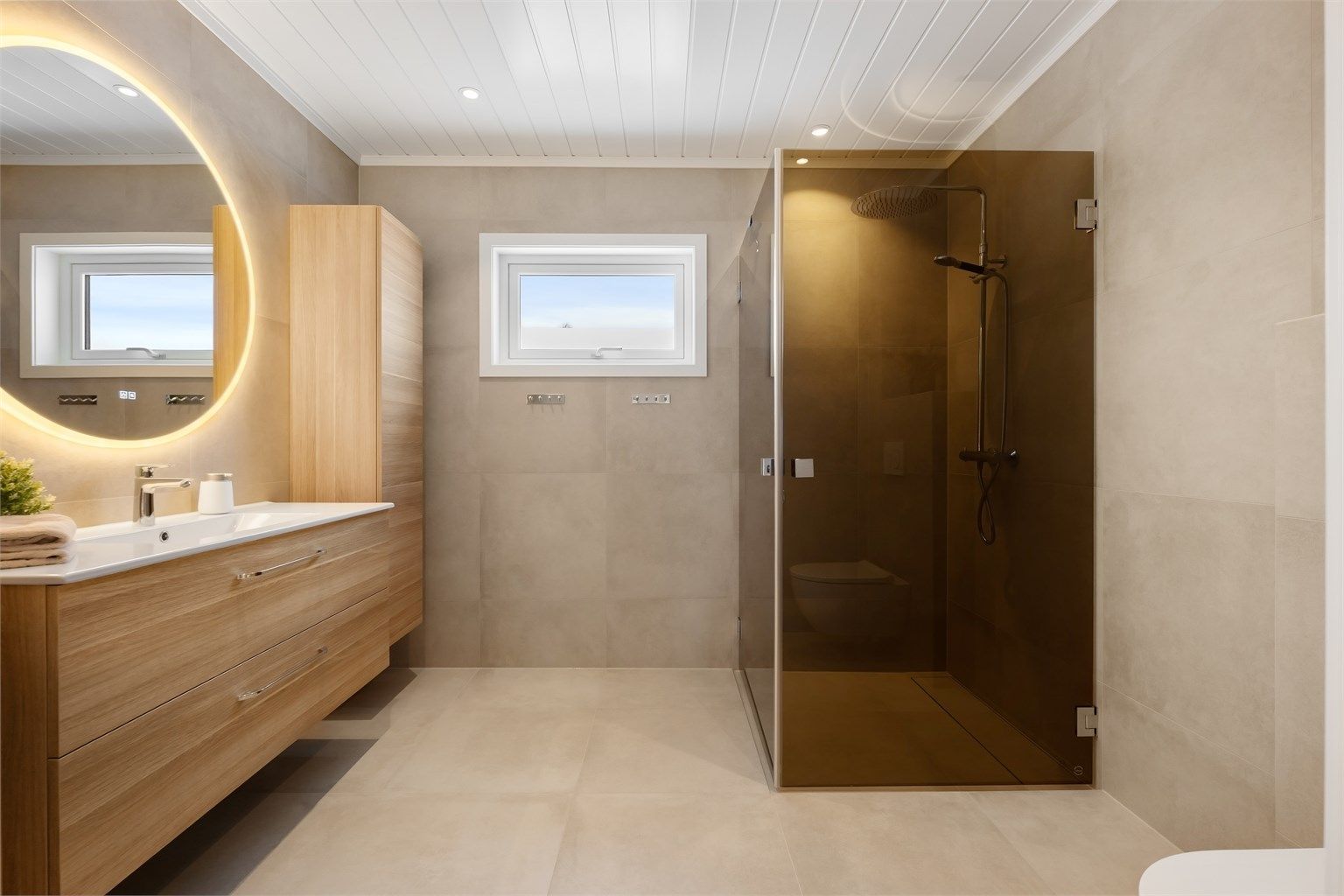 Boligens hovedbad ble bygget nytt i 2025 og fremstår moderne og delikat.