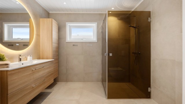 Boligens hovedbad ble bygget nytt i 2025 og fremstår moderne og delikat.