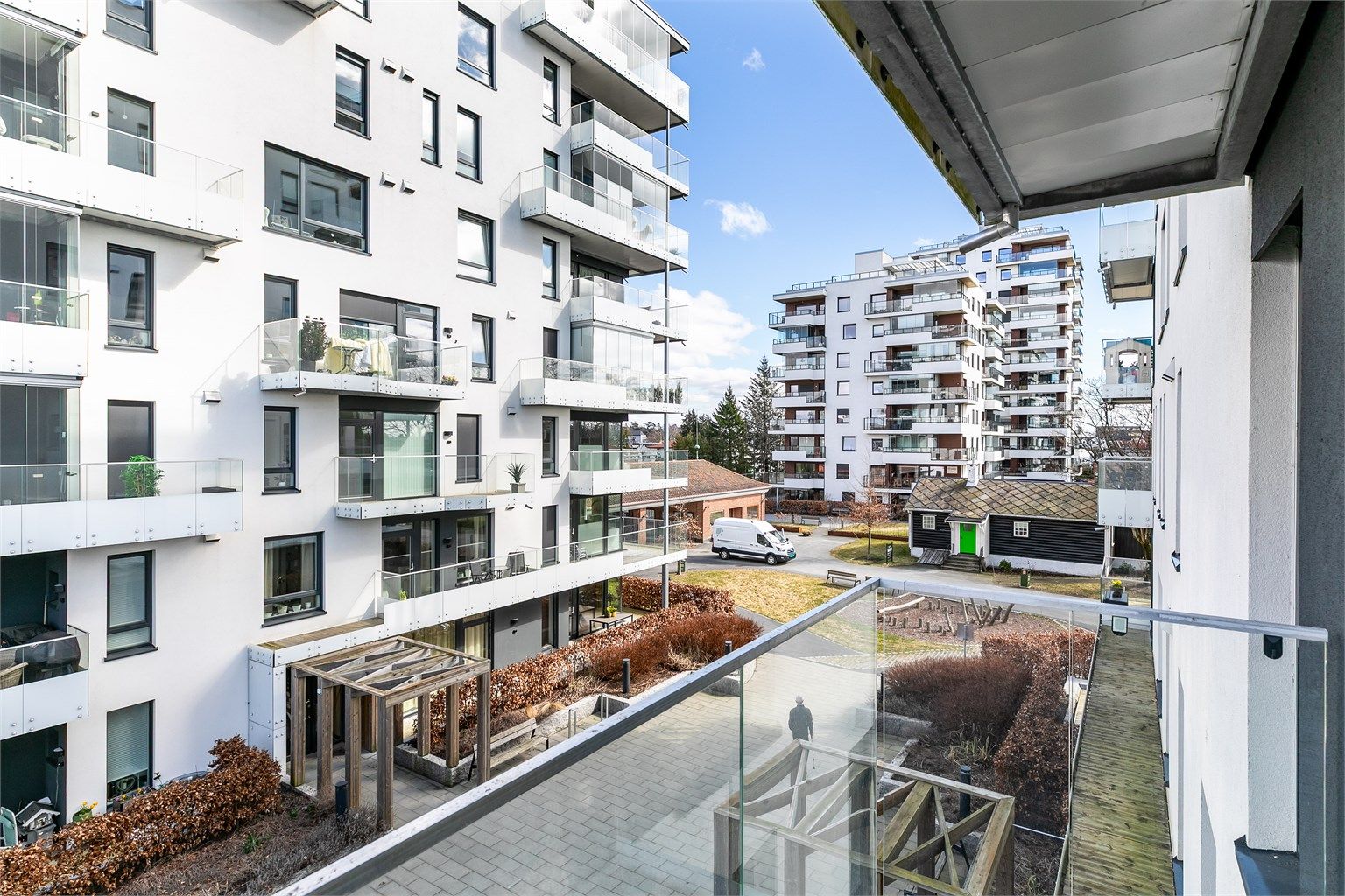 Stolpefritt rekkverk i herdet glass rammer pent inn utearealet på verandaen.