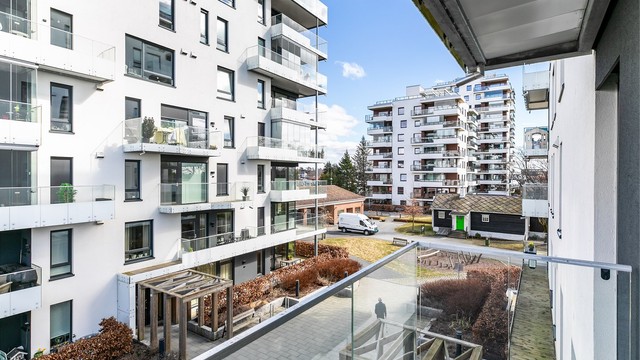 Stolpefritt rekkverk i herdet glass rammer pent inn utearealet på verandaen.