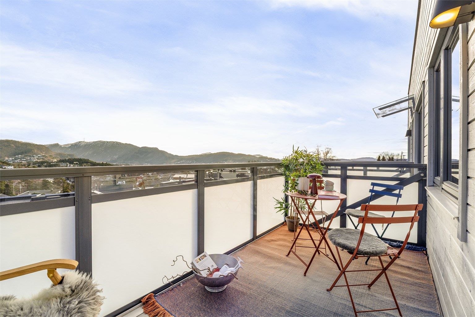 Balkong med tilkomst fra stuen på ca 7 kvm med spektakulær utsikt.