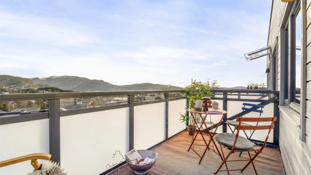 Balkong med tilkomst fra stuen på ca 7 kvm med spektakulær utsikt.