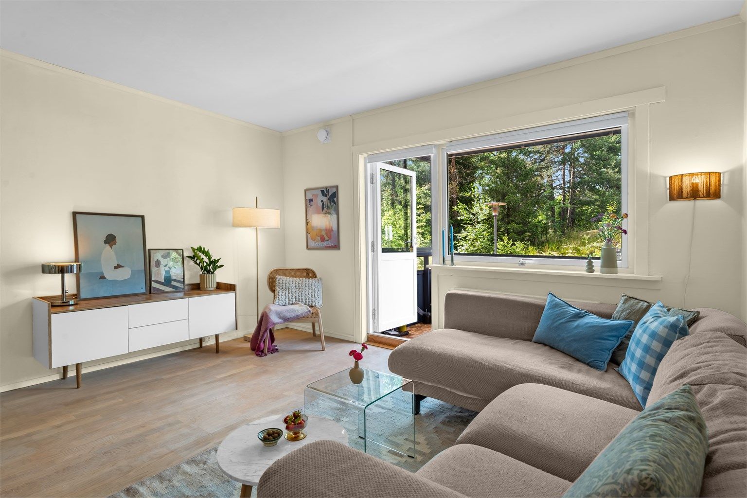 Utgang fra stuen til solrik vestvendt balkong