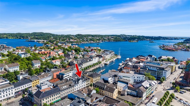 Midt i sentrum finner man denne perlen av en leilighet, få meter fra sjøen.