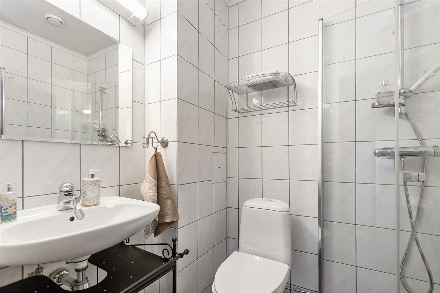 Badet er utstyrt med oppgradert dusjhjørne, servant og toalett, samt mekanisk avtrekk.