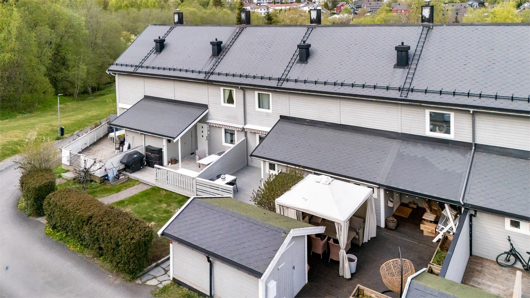 Boligen ligger i et rolig og barnevennlig område med marka som nærmeste nabo! Foto: Pål Aanerud