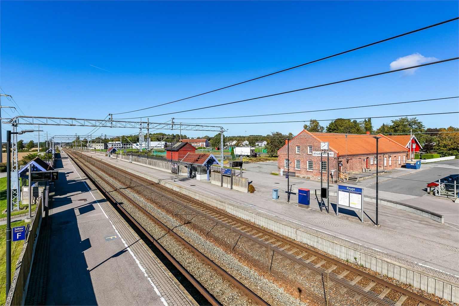 Til Rygge stasjon er det kort gangavstand. Reisetiden videre til Oslo S er fra like over halvtimen.