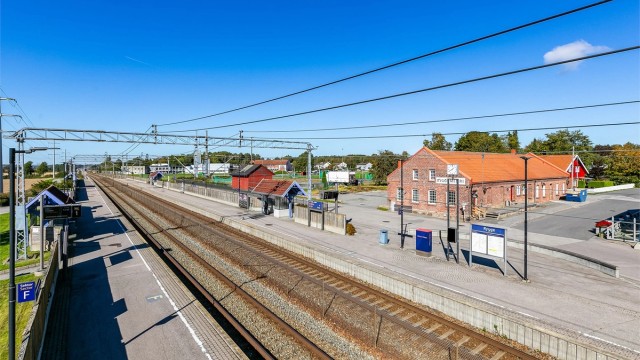 Til Rygge stasjon er det kort gangavstand. Reisetiden videre til Oslo S er fra like over halvtimen.