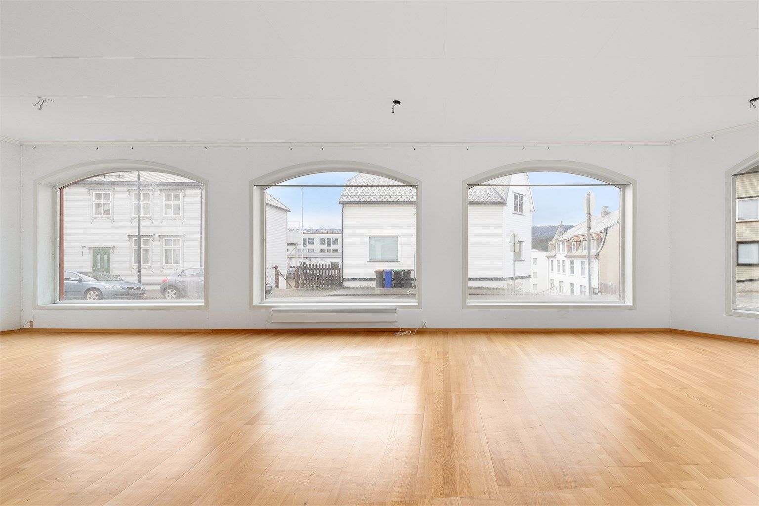 Stor og romslig lokale med store vinduflater mot gate