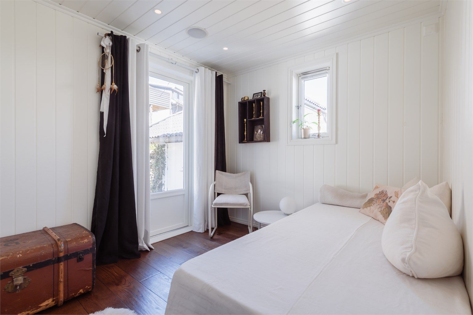 Soverom i første etasje med egen utgang til terrasse via balkongdør (montert i 2018). Rommet er på bygningstegninger registrert som to boder, og er således ikke godkjent for varig opphold. Godkjenning til varig opphold kan omsøkes hos kommunen.