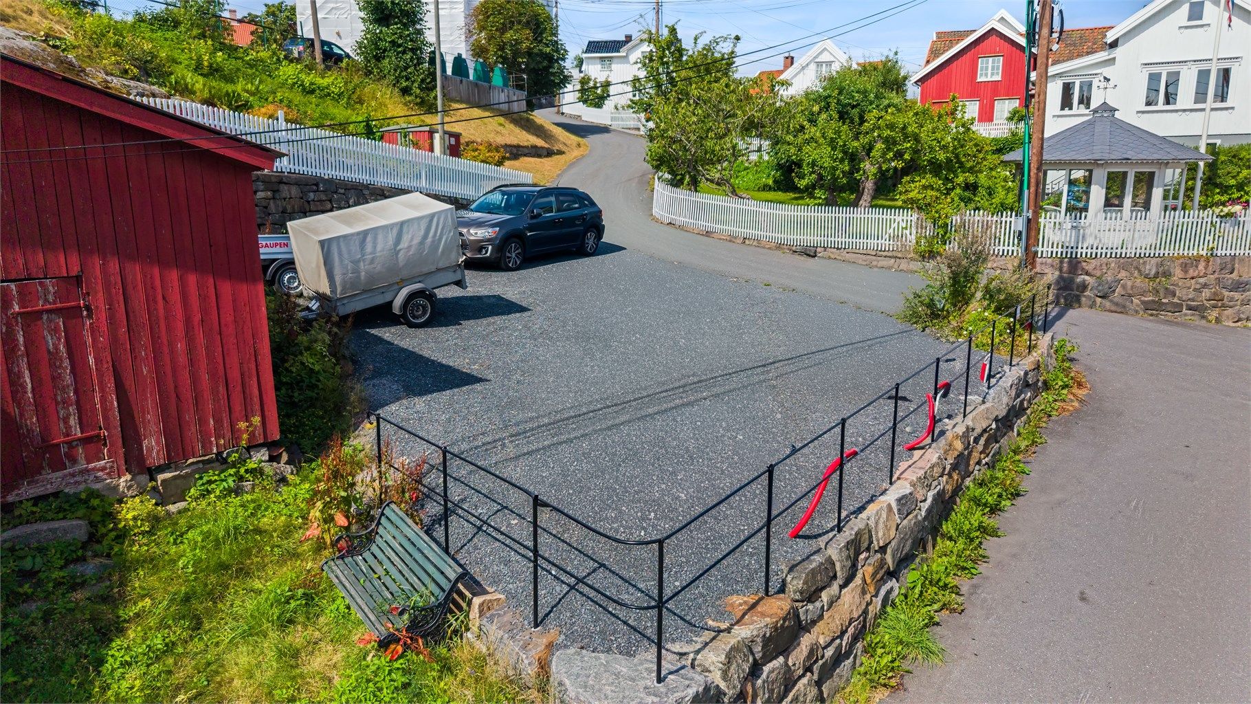 Tilhørende opparbeidet parkeringsplass for bil. Her er det tilrettelagt med trekkerør for fremtidig etablering av ladeboks/strøm. Det er en unik parkeringsplass med muligheter for utleie.