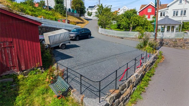 Tilhørende opparbeidet parkeringsplass for bil. Her er det tilrettelagt med trekkerør for fremtidig etablering av ladeboks/strøm. Det er en unik parkeringsplass med muligheter for utleie.
