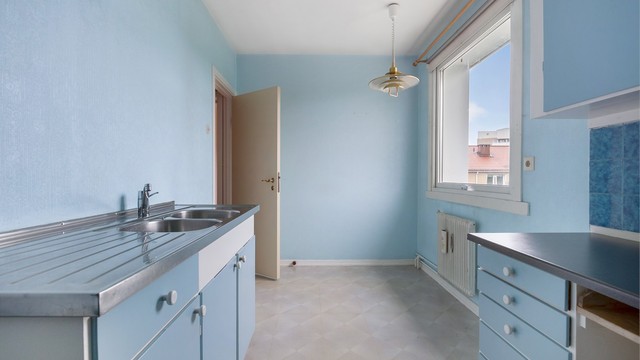 Kjøkkenet har godt med dagslysinnslipp og plass til et hyggelig frokostbord ved vinduet.
