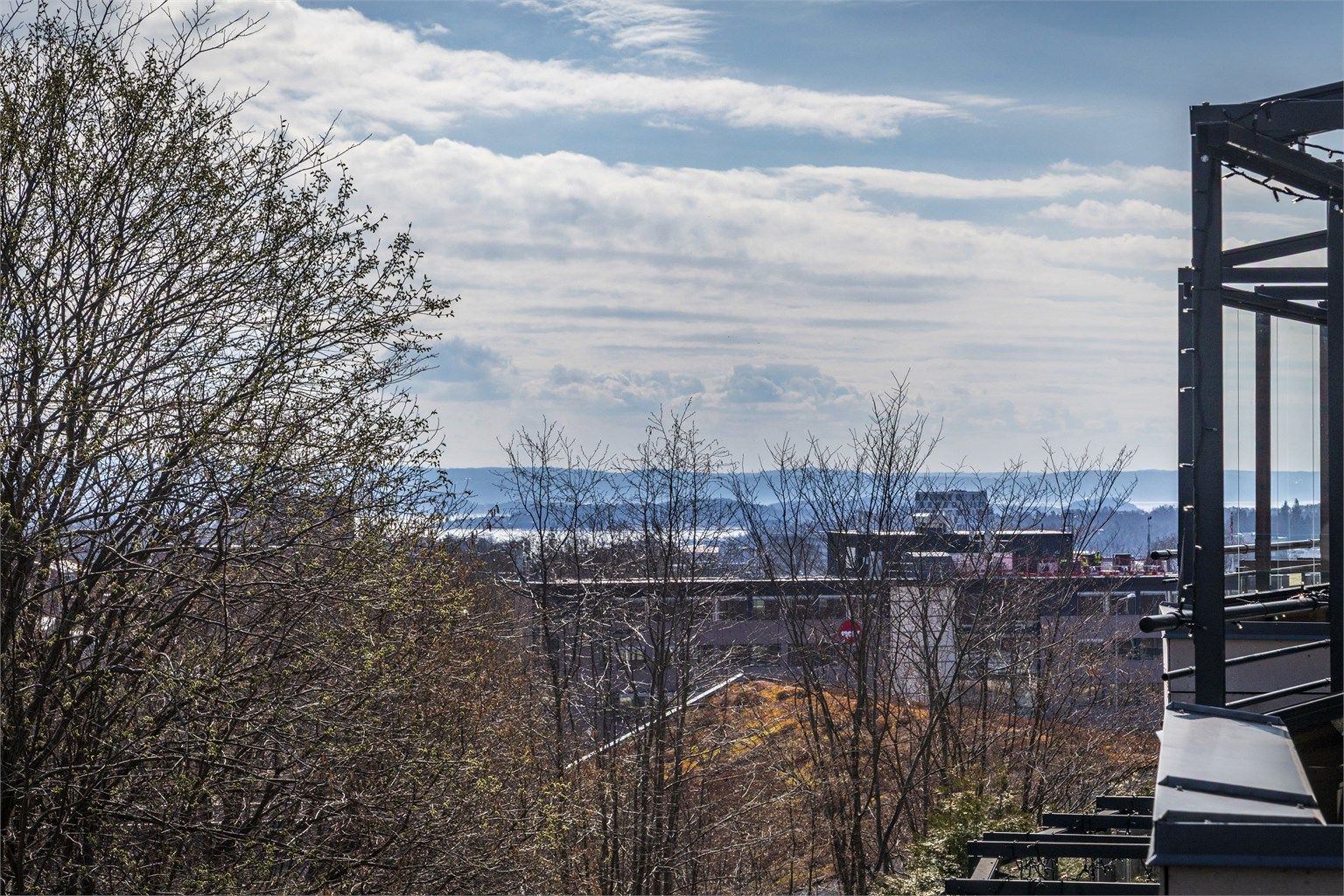 Fra balkongen har du et fint utsyn mot fjorden. Foto: Hanne Bruland.