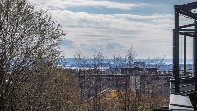 Fra balkongen har du et fint utsyn mot fjorden. Foto: Hanne Bruland.