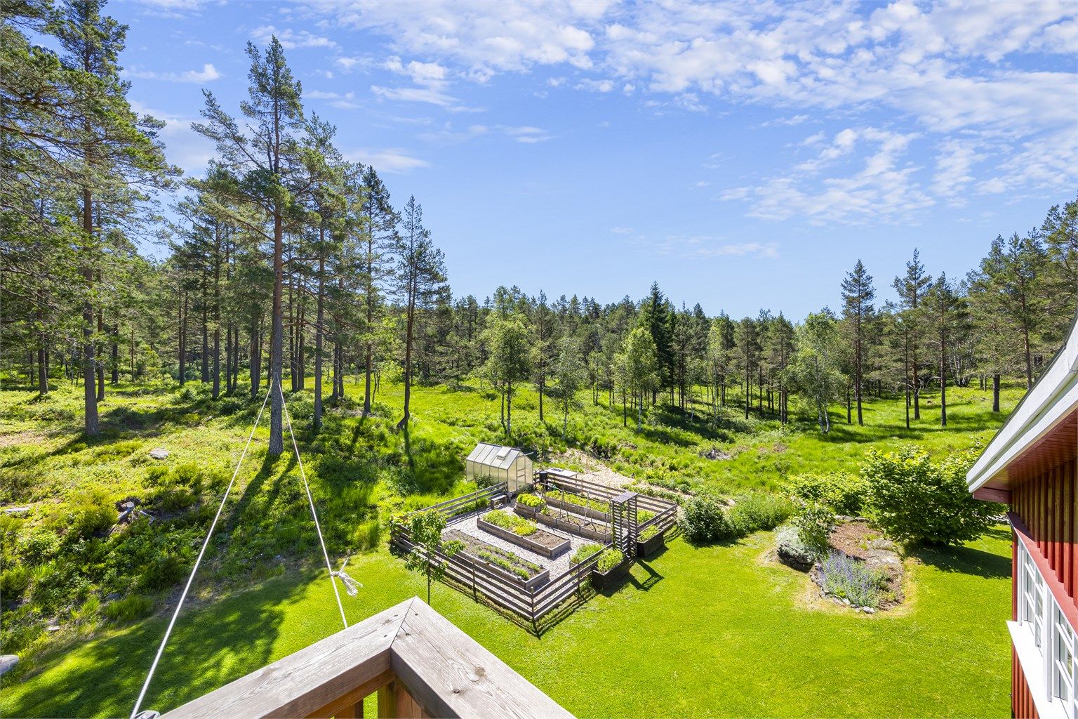 Fra balkongen ser man utover hagen og den private kjøkkenhagen.