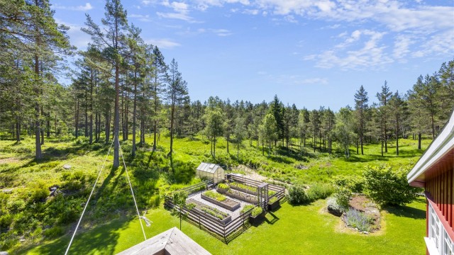 Fra balkongen ser man utover hagen og den private kjøkkenhagen.