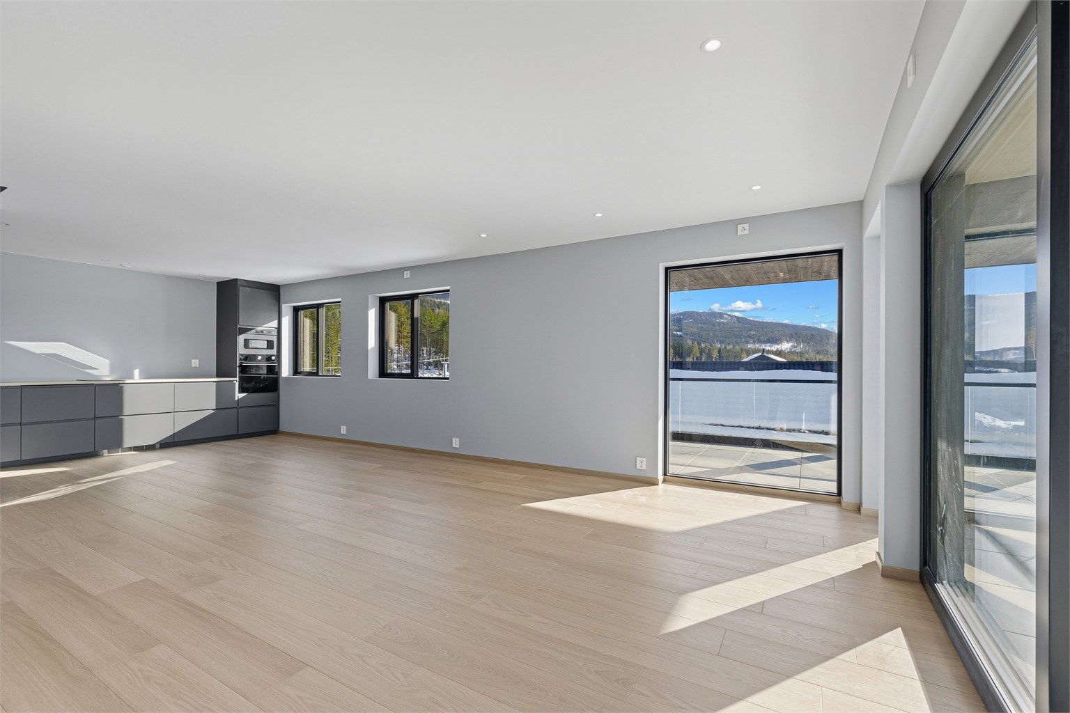 Åpen stue/kjøkkenløsning.