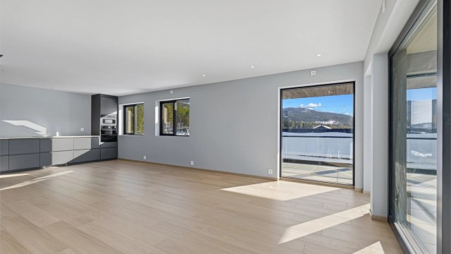 Åpen stue/kjøkkenløsning.