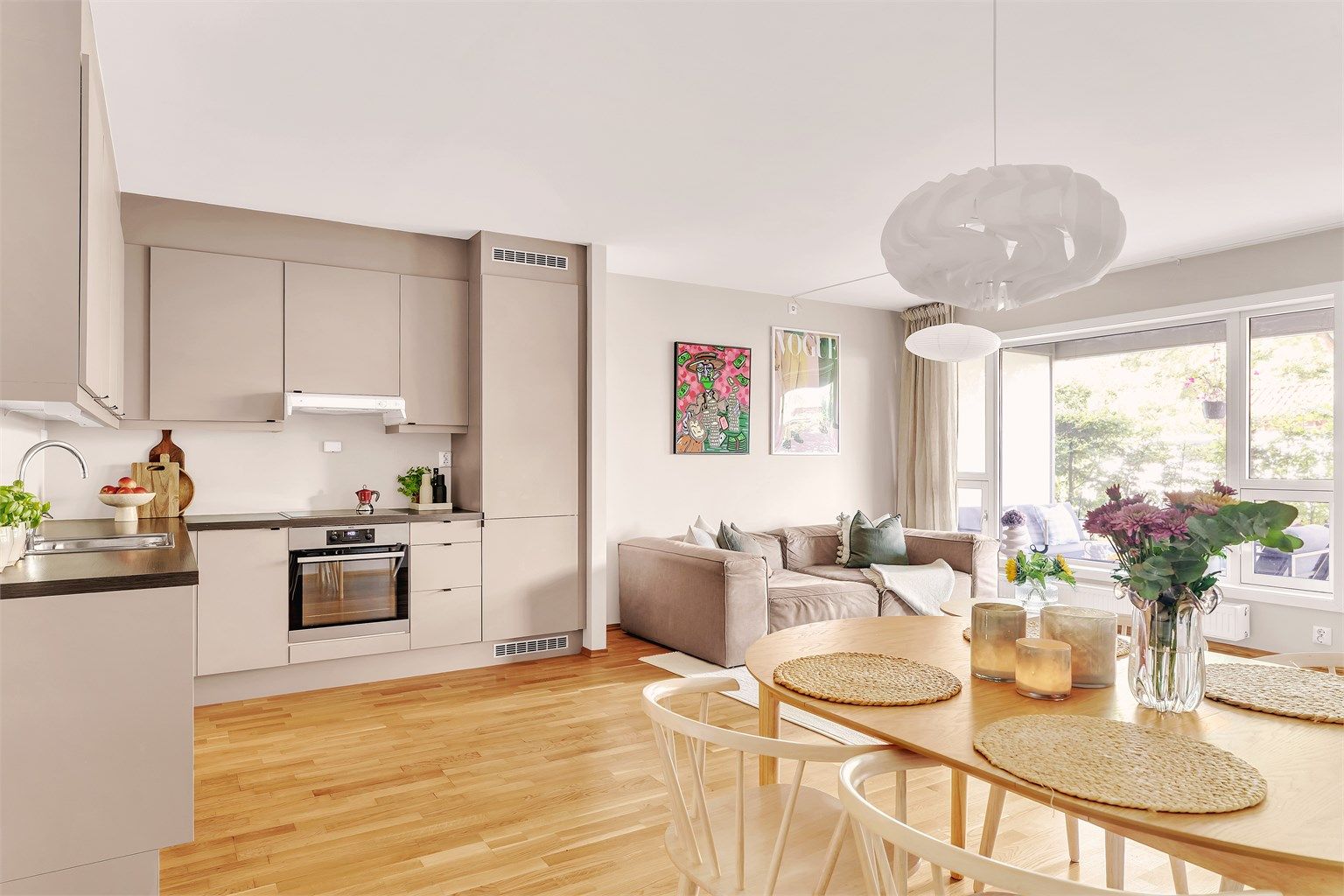  En slik type kjøkkenløsning tilfredsstiller mange behov, for deg som ønsker mye benk- og skapplass og for deg som ønsker en åpent og sosialt rom.