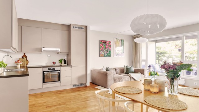 En slik type kjøkkenløsning tilfredsstiller mange behov, for deg som ønsker mye benk- og skapplass og for deg som ønsker en åpent og sosialt rom.