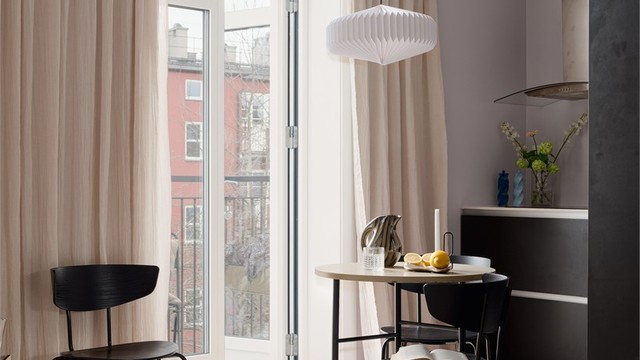 Ved balkongen er det plass til en fin spiseplass som bader i naturlig lys fra de store glassdørene.