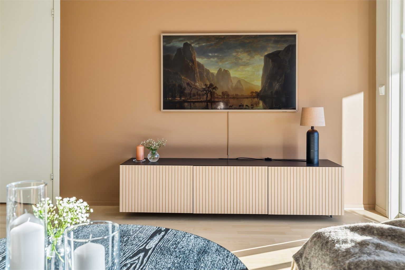 God plass til Tv-benk i naturlig plassering i tilknytning til sofagruppen.