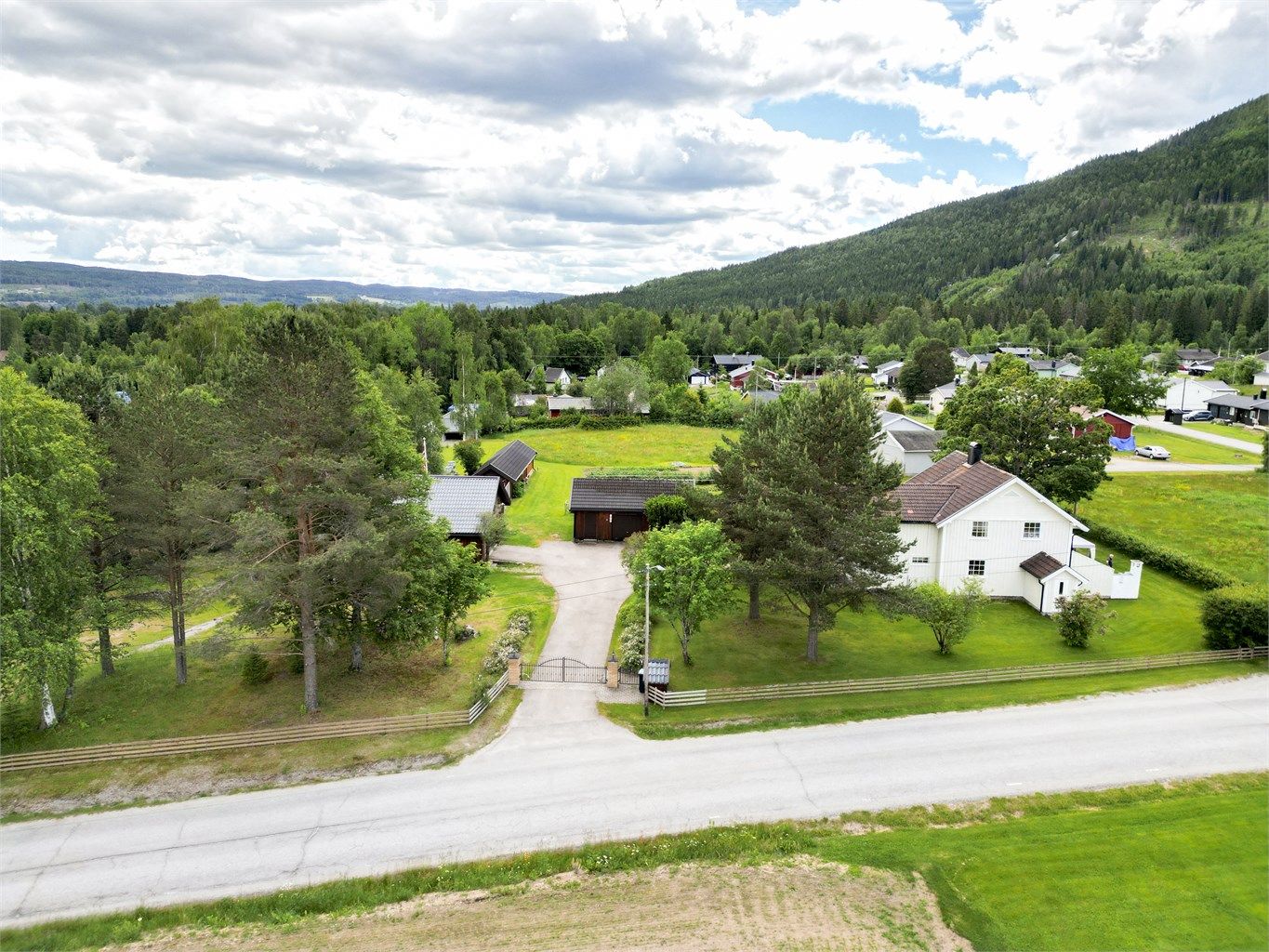 Eiendommen har flere bygninger og god plass