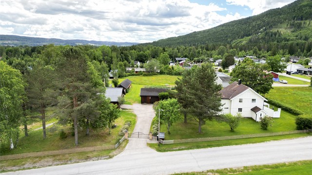 Eiendommen har flere bygninger og god plass