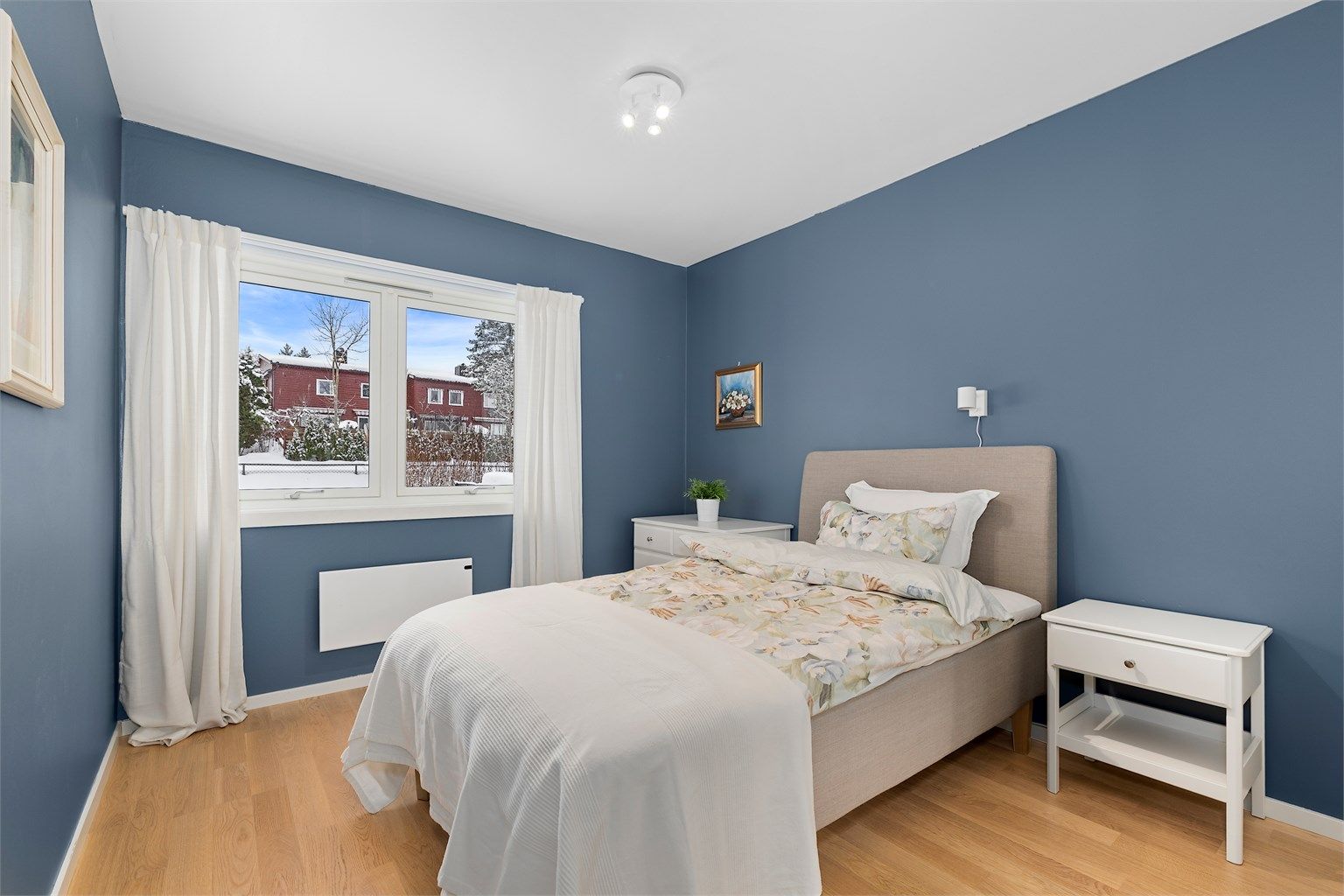 Hovedsoverommet har god plass til dobbeltseng med tilhørende møblement.